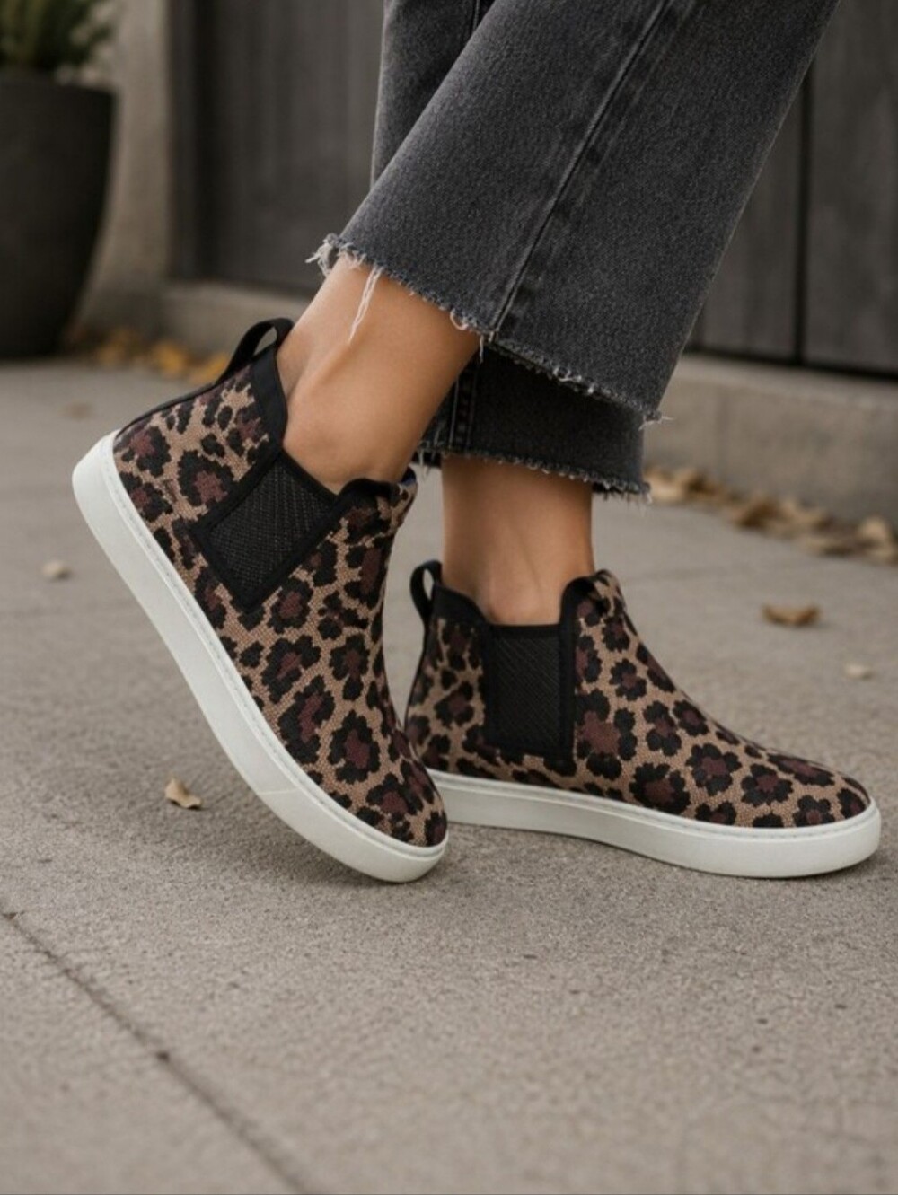 Rothys Limited Edition Wildcat Print Chelsea Booties Size 9.5